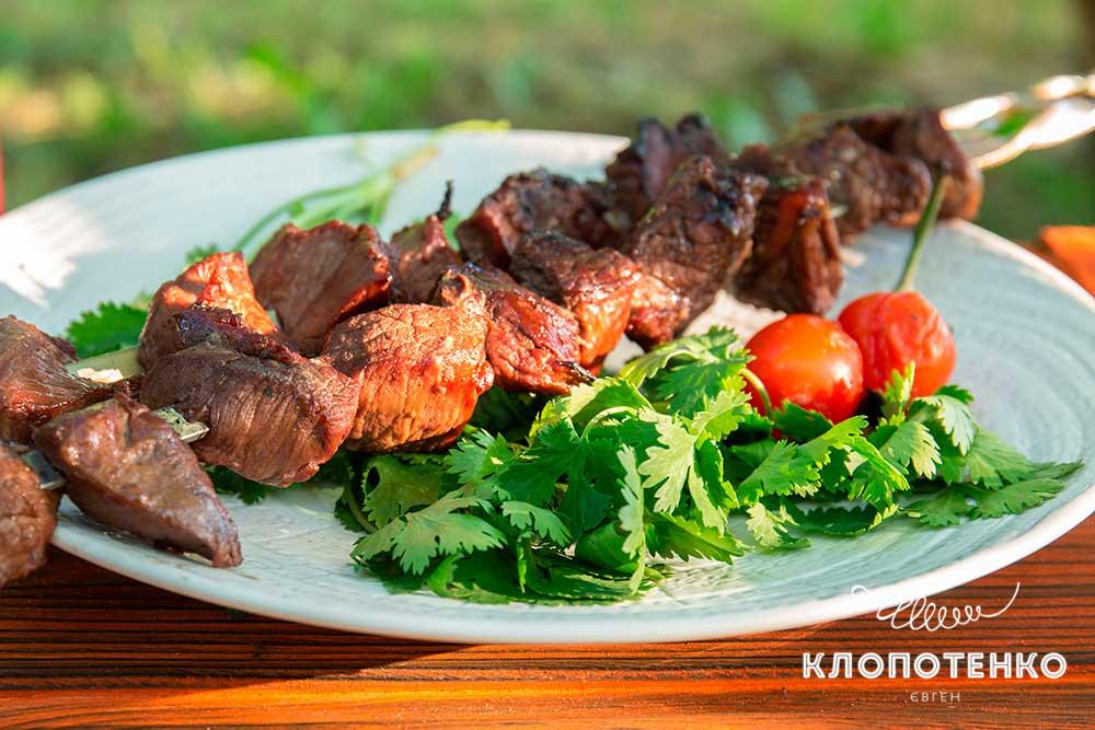Шашлик зі свинини з цибулею та картоплею